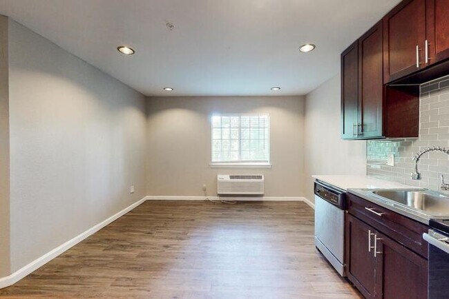 Foto del edificio - 8300 N Interstate Hwy 35