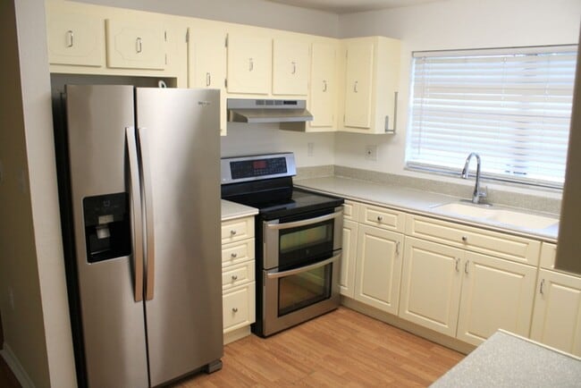 Building Photo - lovely one story duplex