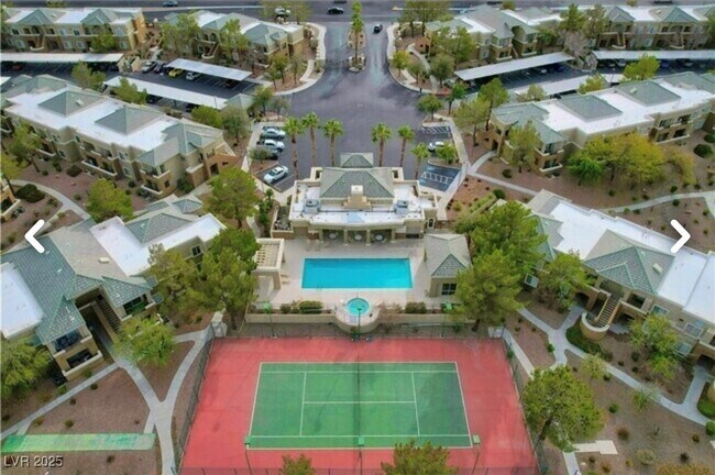 Foto del edificio - 8070 W Russell Rd