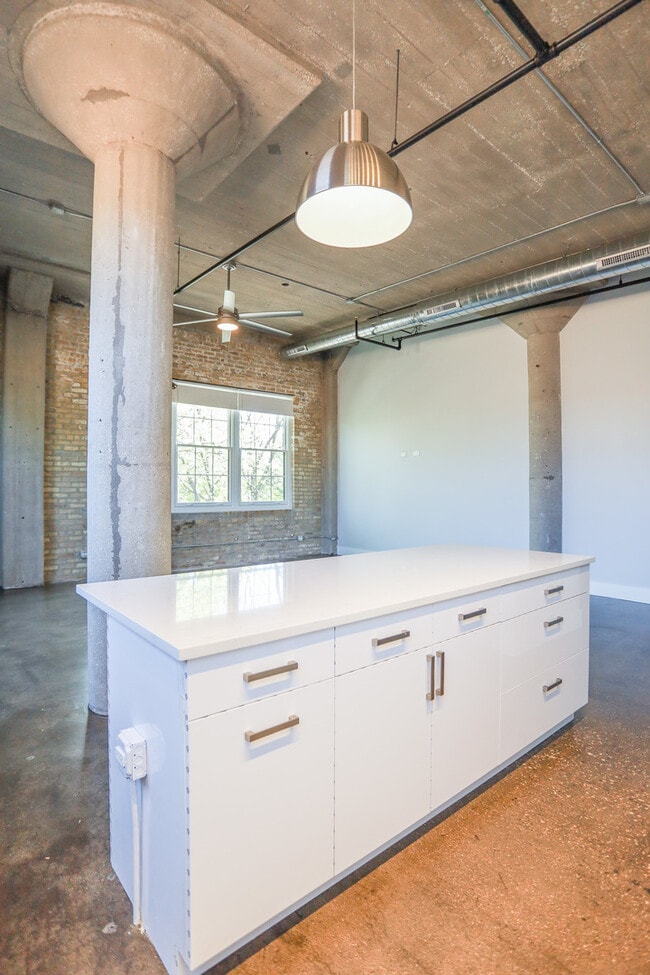 Building Photo - 4046 N Hermitage Ave