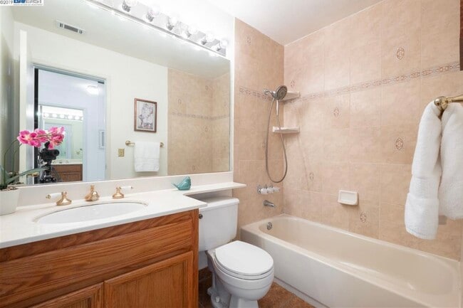 Full Bathroom 1 - 38774 Huntington Cir