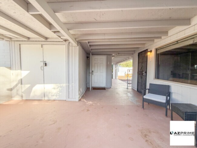 Building Photo - Furnished 1/1 Phoenix Triplex Unit - Comfort &amp; Convenience!