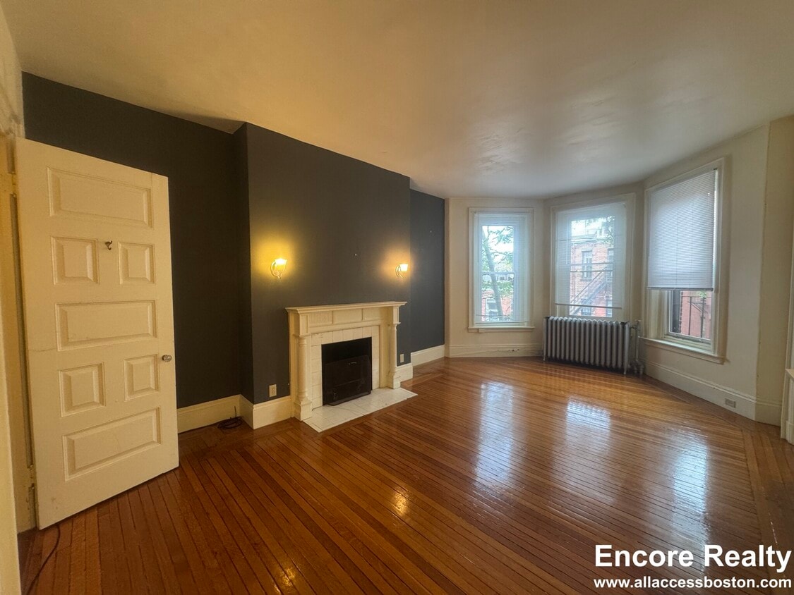 Foto principal - 393 Commonwealth Ave