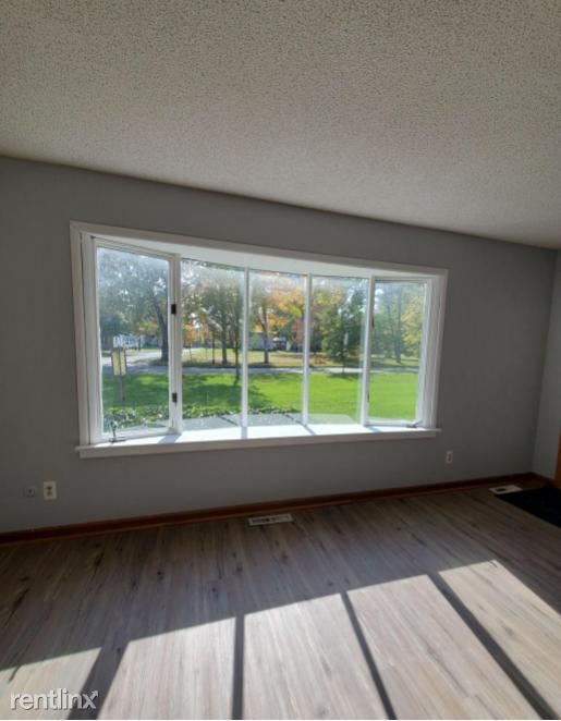 Building Photo - 2 br, 1.5 bath Duplex - 880 E Michigan Ave...