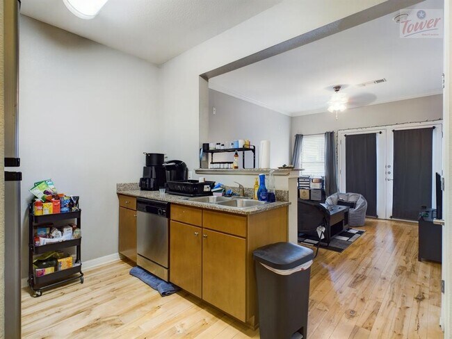 Building Photo - 2502 Leon St