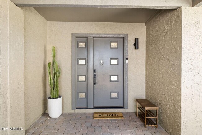Building Photo - 2601 E Sahuaro Dr