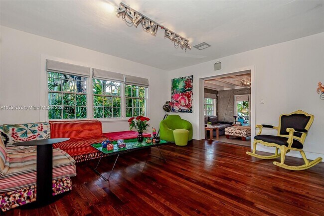 Foto del edificio - 800 SE 11th Ct