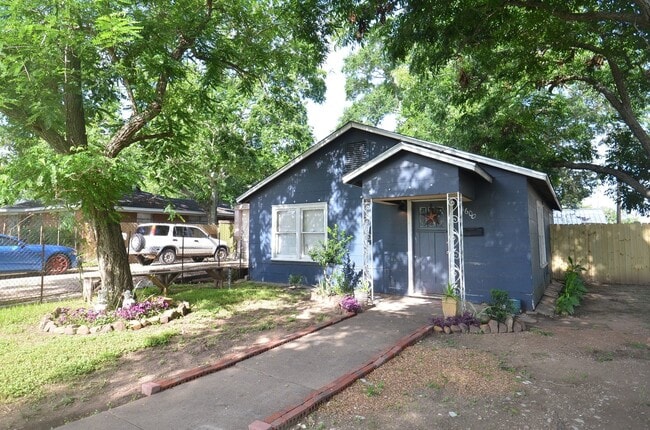 Building Photo - 1600 5th St