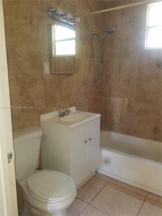 Foto del edificio - 1449 NE 131st St