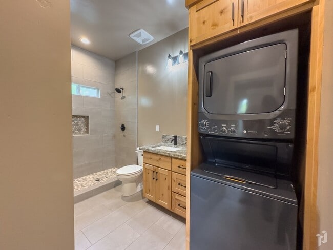 Building Photo - Olive421 / E.4th555- RM