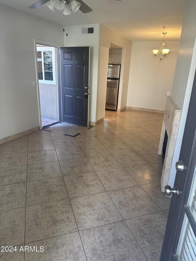 Foto del edificio - 9451 E Becker Ln