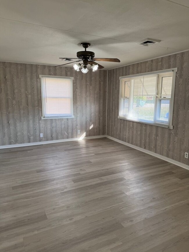 Building Photo - 404 MO-72