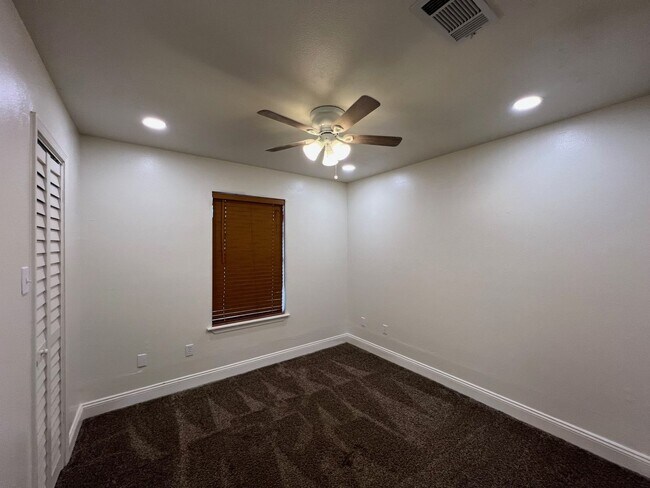 Foto del edificio - CHARMING HOME IN LIVE OAK VILLAGE