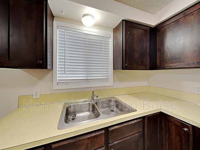 Building Photo - 106 N Homedale Ave