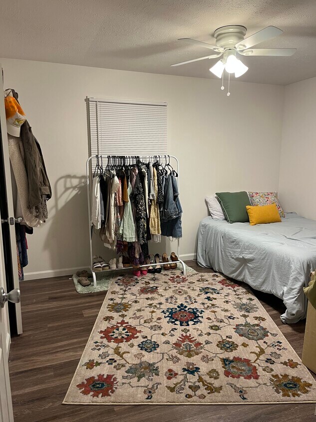 ROOM FOR SUBLEASE - 206 S Linden St