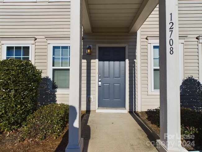 Building Photo - 12708 Persimmon Tree Dr