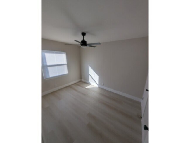 Building Photo - Updated 2 Bed Apartment