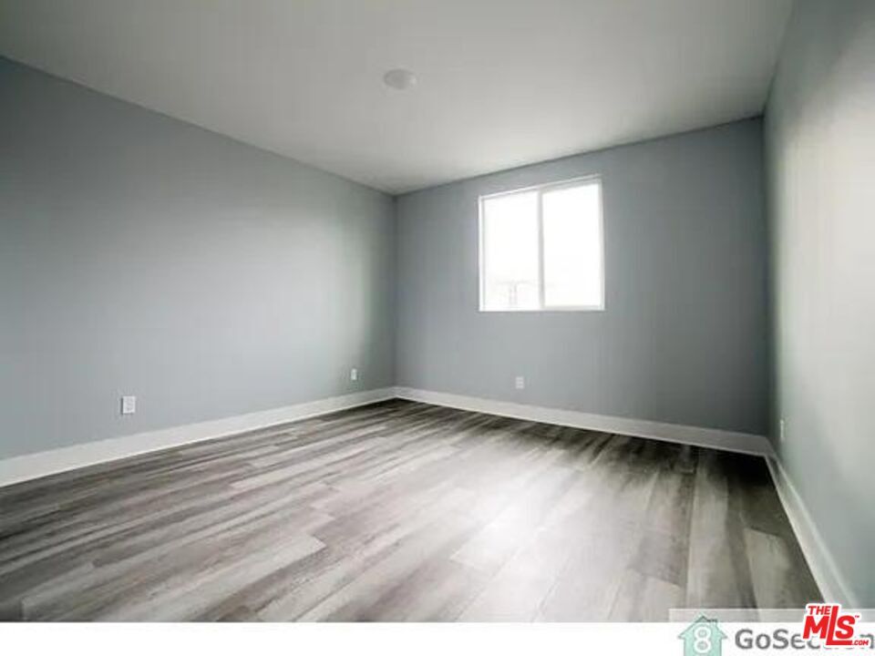 Foto principal - 11164 S Figueroa St