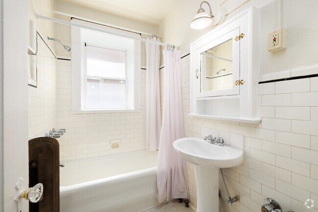 Estudio - 425 pies cuadrados - Baño - Toronto Parcade Apartments