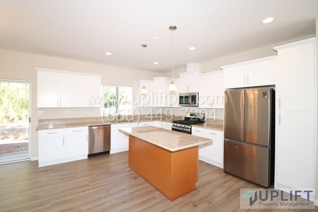 Building Photo - 3 Bed, 2 Bath House, 1200 SqFt.  RECENT BUILD