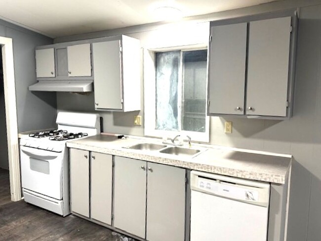 Building Photo - Spacious 3 bedroom/2 bath manufactured hom...