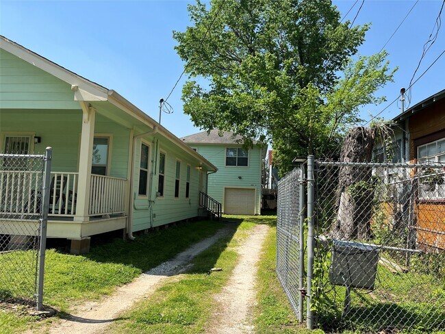Foto del edificio - 2313 Everett St
