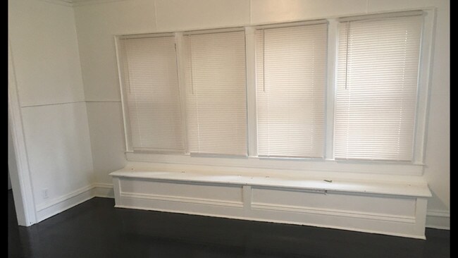 Bench seat with storage. - 621 Randolph St