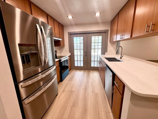 Building Photo - 2bd 2bath newly remodeled townhouse - Avai...