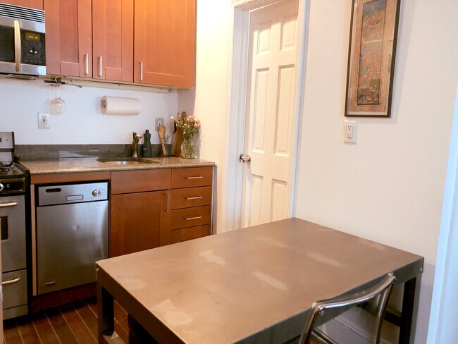 Building Photo - 131 E 15th St