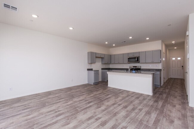 Foto del edificio - Newer 3 bedroom townhome