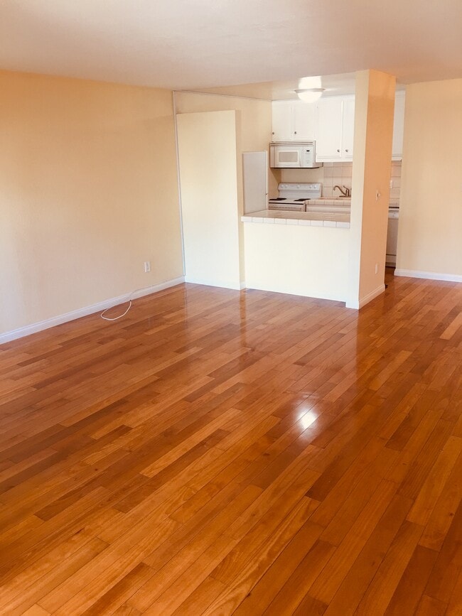 Building Photo - 906 Camino Real