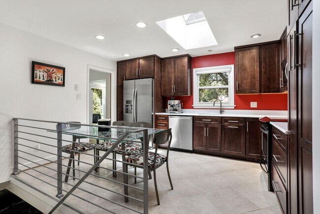 Foto del edificio - 6182 Hardy Dr