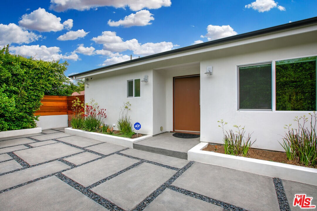 Primary Photo - 2854 Overland Ave
