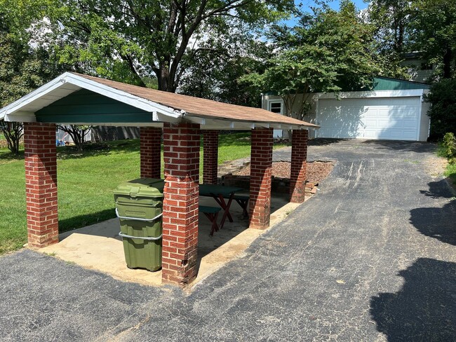 Building Photo - Three Bedroom, 1 bath, nice neighborhood i...