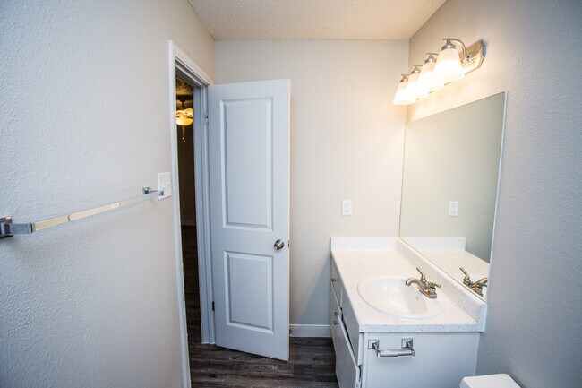 Building Photo - Saddlewood Apartments