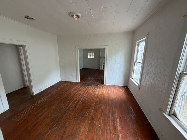 Foto del edificio - 132 E Jordan St