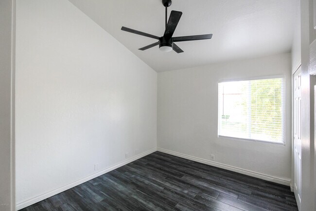 Building Photo - 3111 E Clarendon Ave