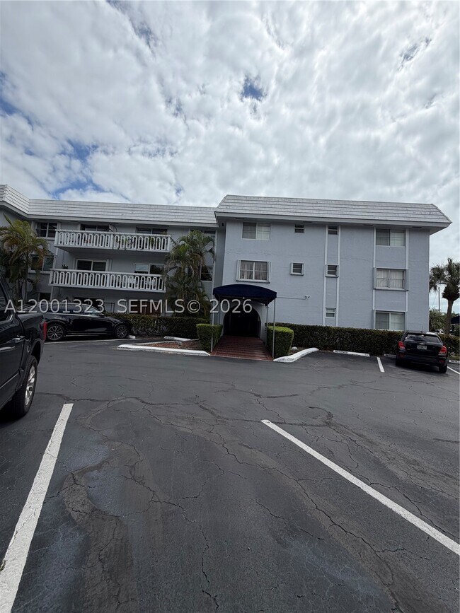 Building Photo - 100 Edgewater Dr