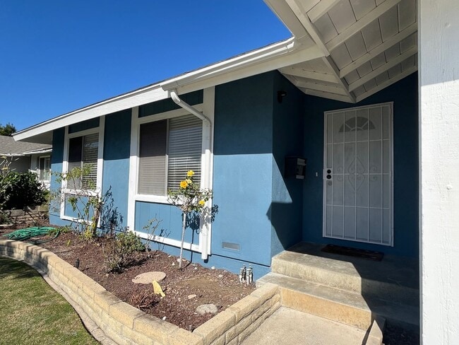 Foto del edificio - 4 Bedroom, 2 bath home for rent in Huntington Beach