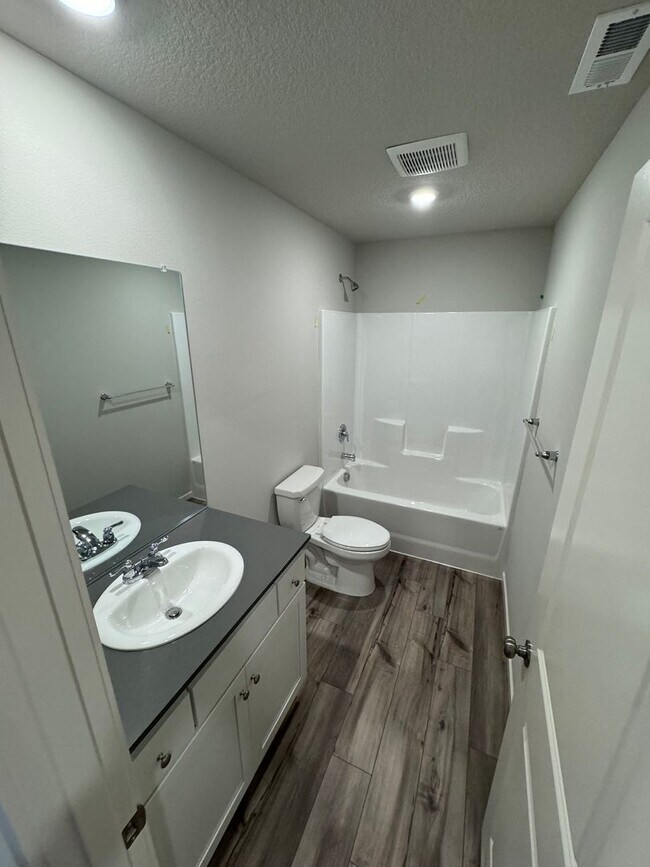 Foto del edificio - Must See 3 Bedroom with Fenced Yard!
