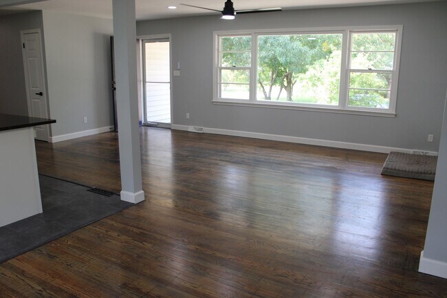 Building Photo - NEWLY REMODELED 5 BEDROOM 4 BATH