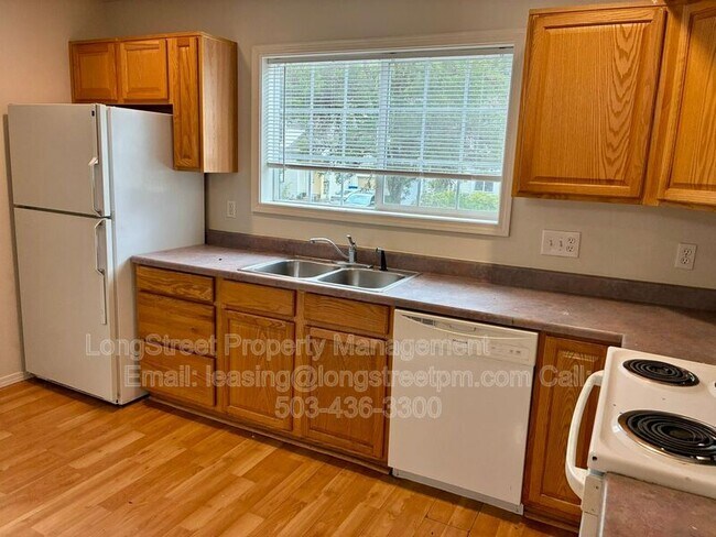 Building Photo - 2349 NW Hummingbird Dr