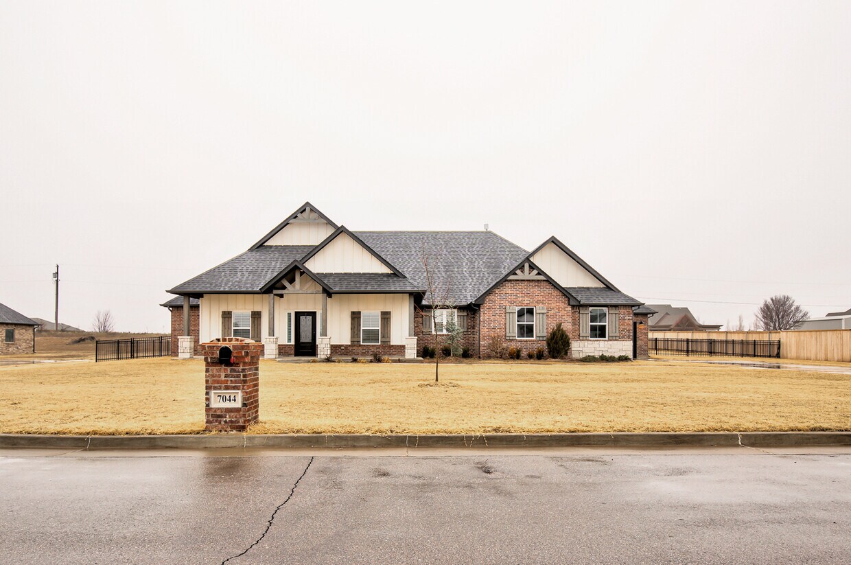 Foto principal - 7044 Chestnut Ln