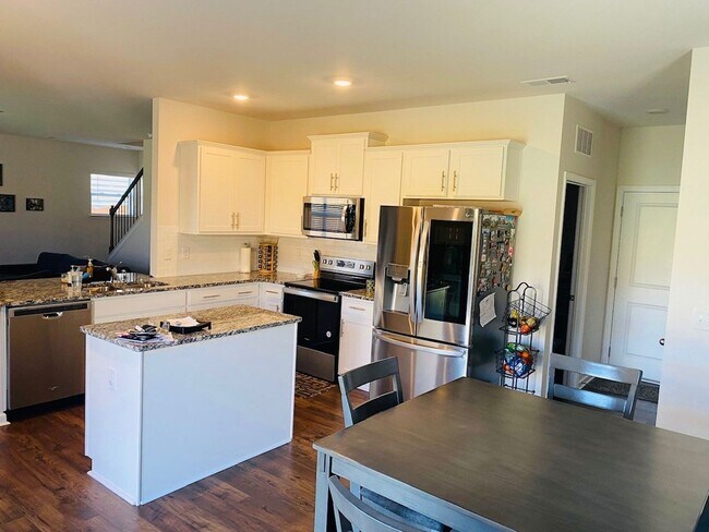 Foto del edificio - Spacious Newer Construction In Candler