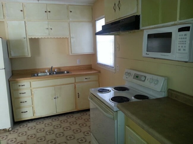 Building Photo - 3207 N Bolton Ave