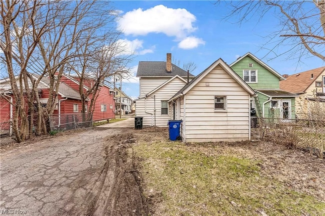 Building Photo - "Charming 3 Bedroom Home with Inviting Bat...