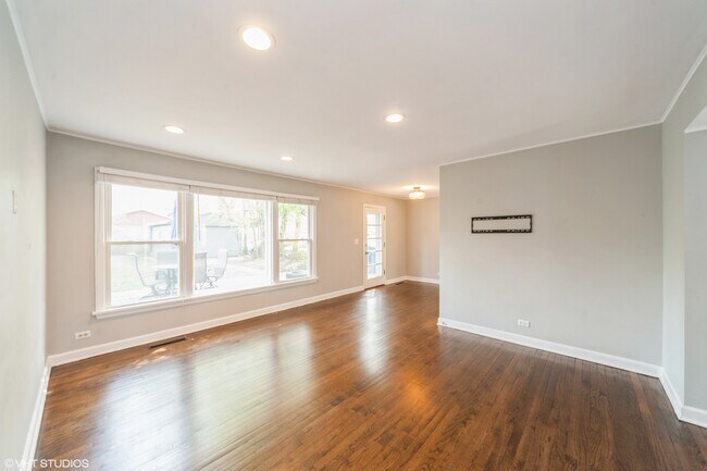 Building Photo - 947 Deerfield Rd
