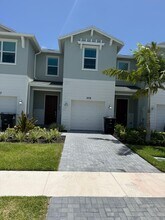 Building Photo - 379 SE Crossoak Ln