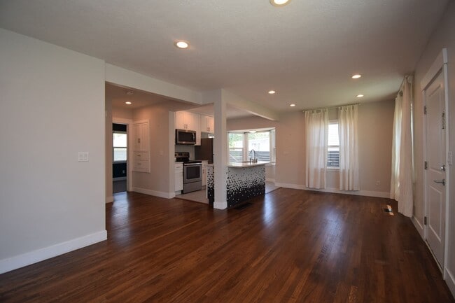 Building Photo - Cozy Updated 4 bed Home in the heart of Millcreek/Sugar House!!
