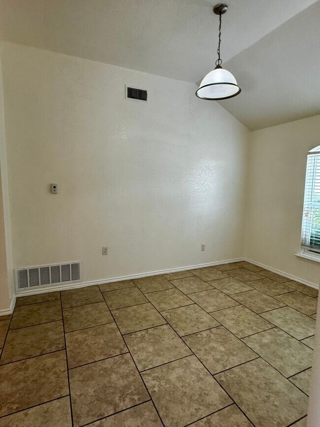 Foto del edificio - Spacious 4 Bedroom 2 Bath